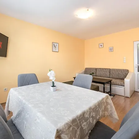 Edelweiss With Free Garage * Warna